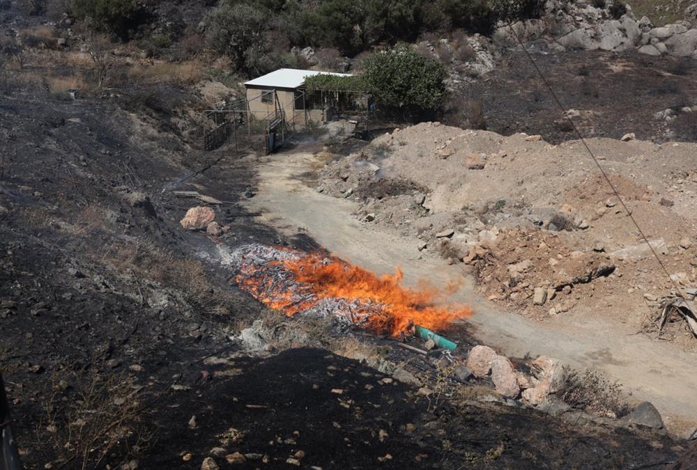 Δύσκολες ώρες στο Ρέθυμνο από τη μεγάλη φωτιά: Τραυματίστηκε ηλικιωμένος, αδύνατες οι ρίψεις νερού