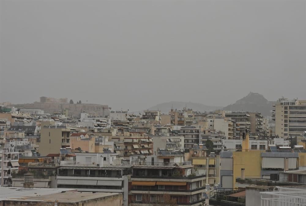 Η αφρικανική σκόνη «έπνιξε» τη χώρα - Εντυπωσιακές εικόνες από Αττική και Κρήτη