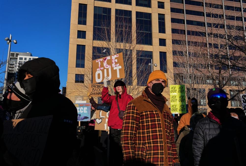«Μισθωμένοι δολοφόνοι»: Χιλιάδες διαδηλωτές φώναξαν κατά της ICE στους δρόμους της Μινεάπολης