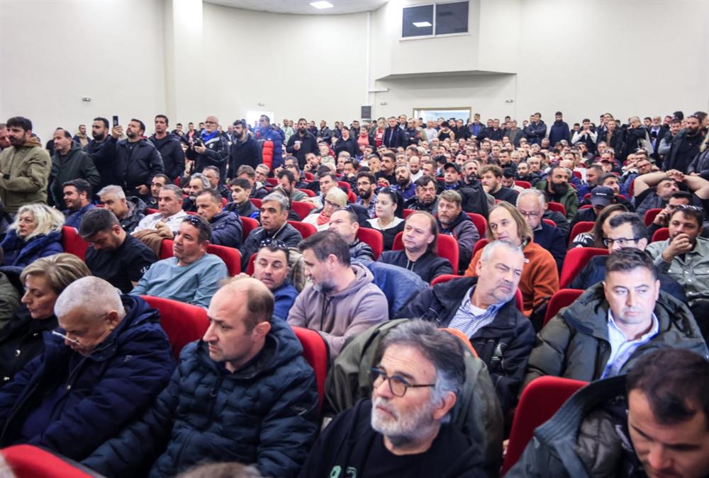 «Ζήτω τα τρακτέρ, κάτω οι Ferrari»: Κοσμοσυρροή στην πανελλαδική σύσκεψη των αγροτών στη Νίκαια