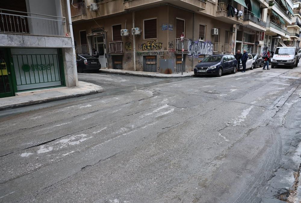 Κυψέλη: Γέμισε ο δρόμος με υγρό τσιμέντο – Πρωτοφανείς εικόνες