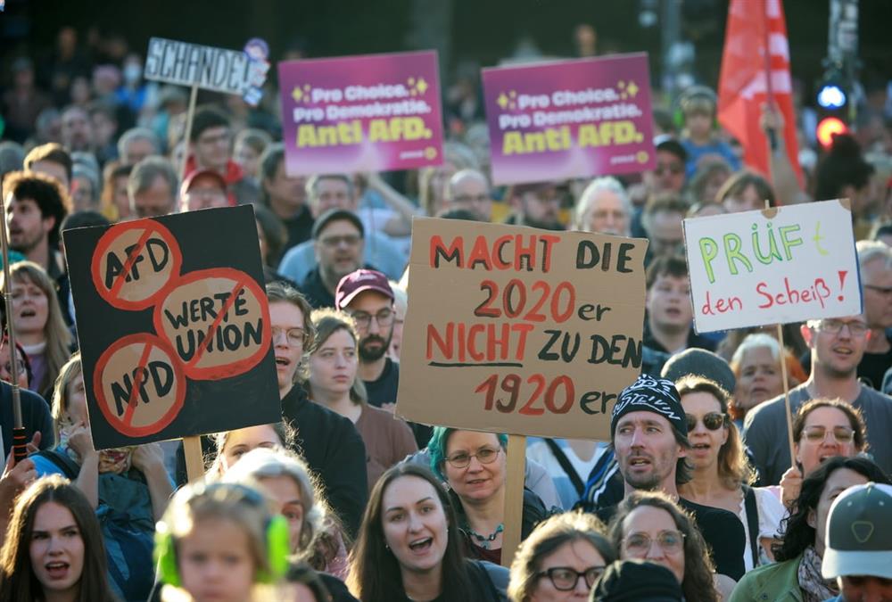 «Σταματήστε το AfD»: Χιλιάδες διαδηλωτές στους δρόμους του Βερολίνου κατά της νίκης της ακροδεξιάς