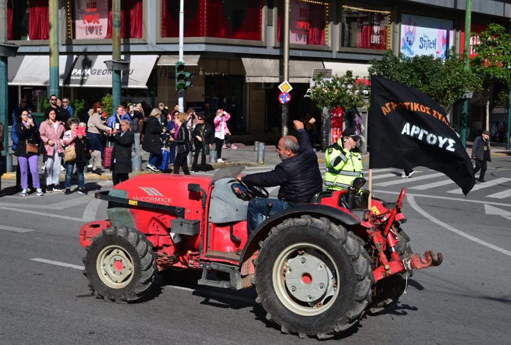 Αποχώρησαν με κόρνες και επευφημίες οι αγρότες με τα τρακτέρ από το Σύνταγμα