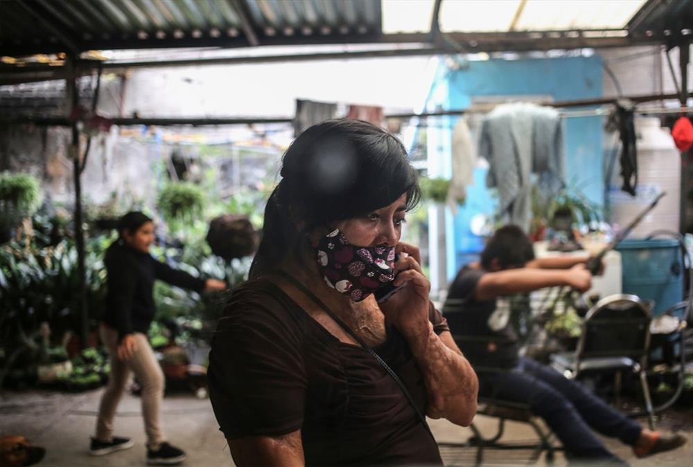 «Μπορούσα να αφήσω τον εαυτό μου να πεθάνει ή να κατανοήσω τη νέα μου πραγματικότητα» - Οι γυναίκες – θύματα επιθέσεων με οξύ συσπειρώνονται και αναζητούν δικαιοσύνη