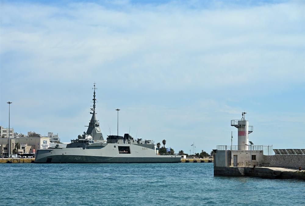 Για πρώτη φορά στο λιμάνι του Πειραιά η φρεγάτα «Κίμων» - Καρέ καρέ η άφιξή της