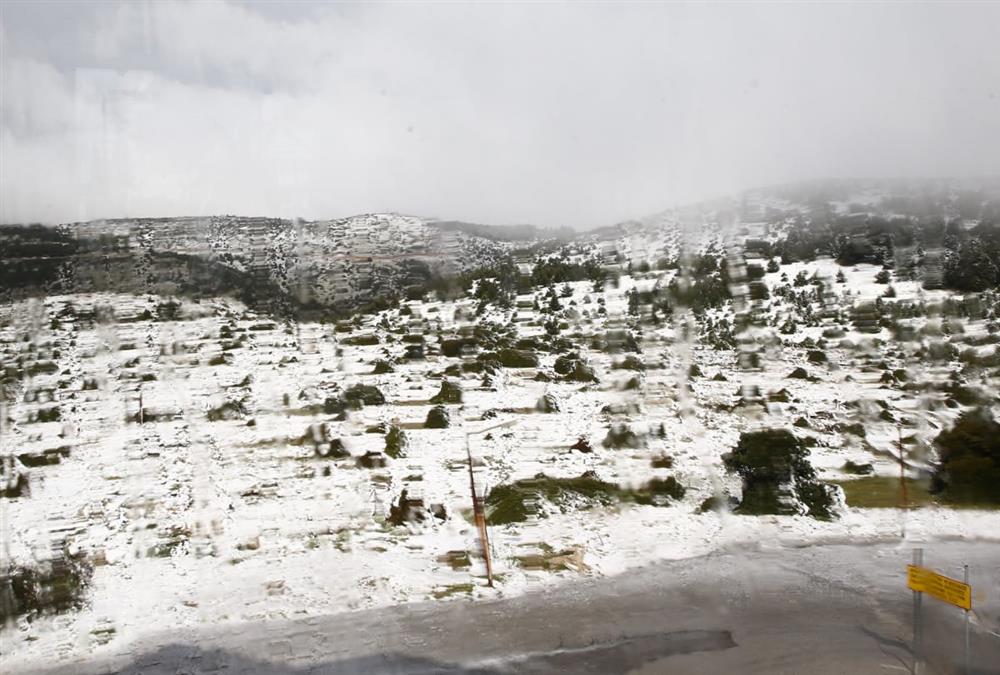 Μοναδικές εικόνες στη χιονισμένη Πάρνηθα - Μάιος που θυμίζει χειμώνα