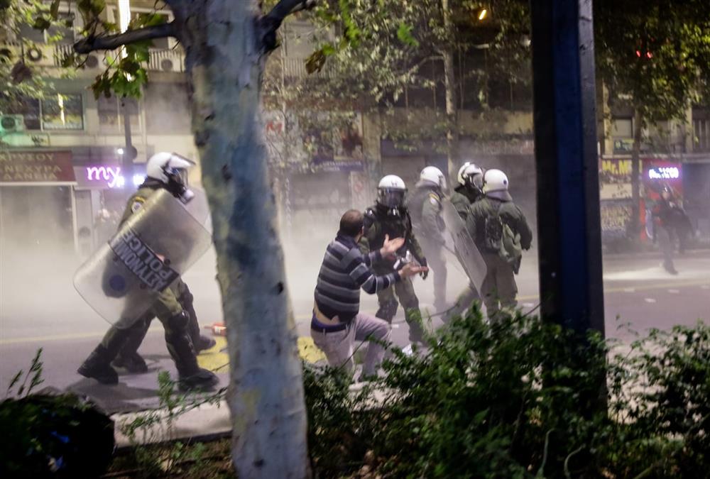 Όργιο αστυνομικής βίας σε άλλη μια πορεία για τον Αλέξη - Κι όμως, κόσμος έσπασε τον αποκλεισμό και τραγούδησε στο μνημείο