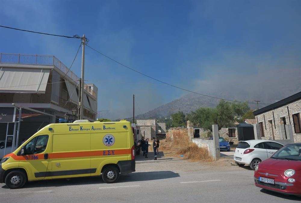 Συγκλονιστικές εικόνες από τη φονική φωτιά στη Σαλαμίνα
