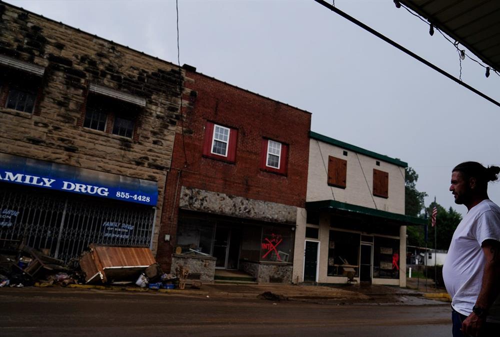 Αποκαρδιωτικές εικόνες στο Κεντάκι - Οι κάτοικοι προσπαθούν να ξαναφτιάξουν τη ζωή τους μετά τις καταστροφικές πλημμύρες