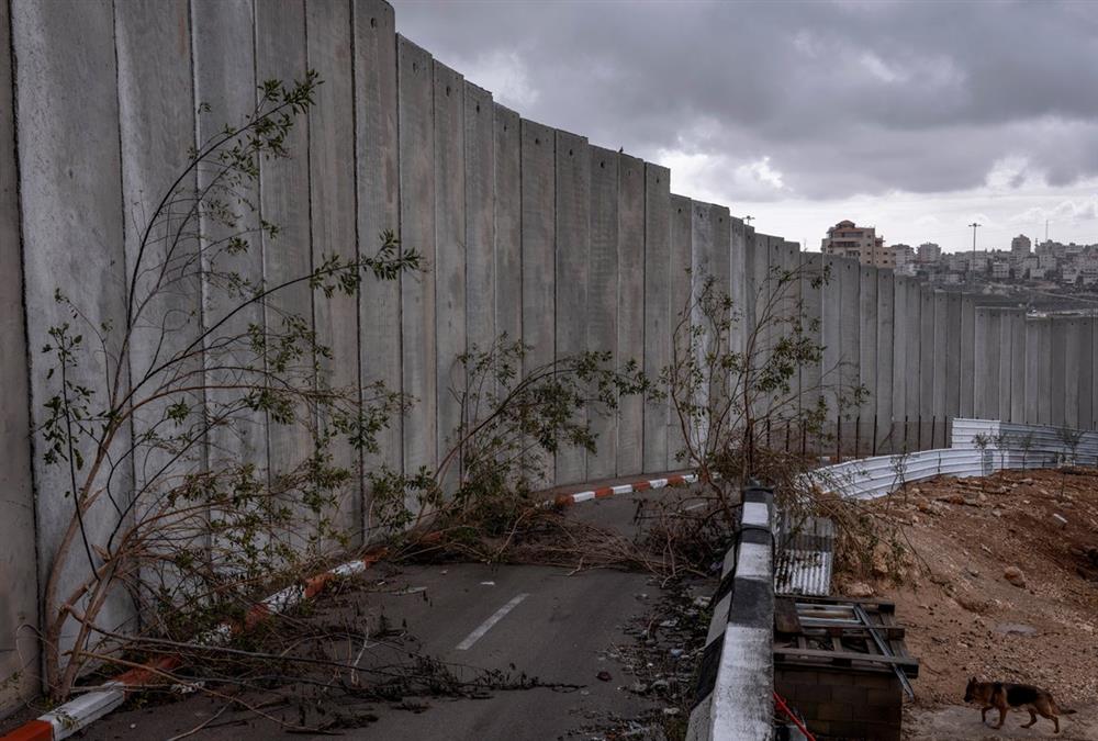 Εδώ και 20 χρόνια στη Δυτική όχθη ένα τείχος χωρίζει ισραηλινούς και παλαιστίνους