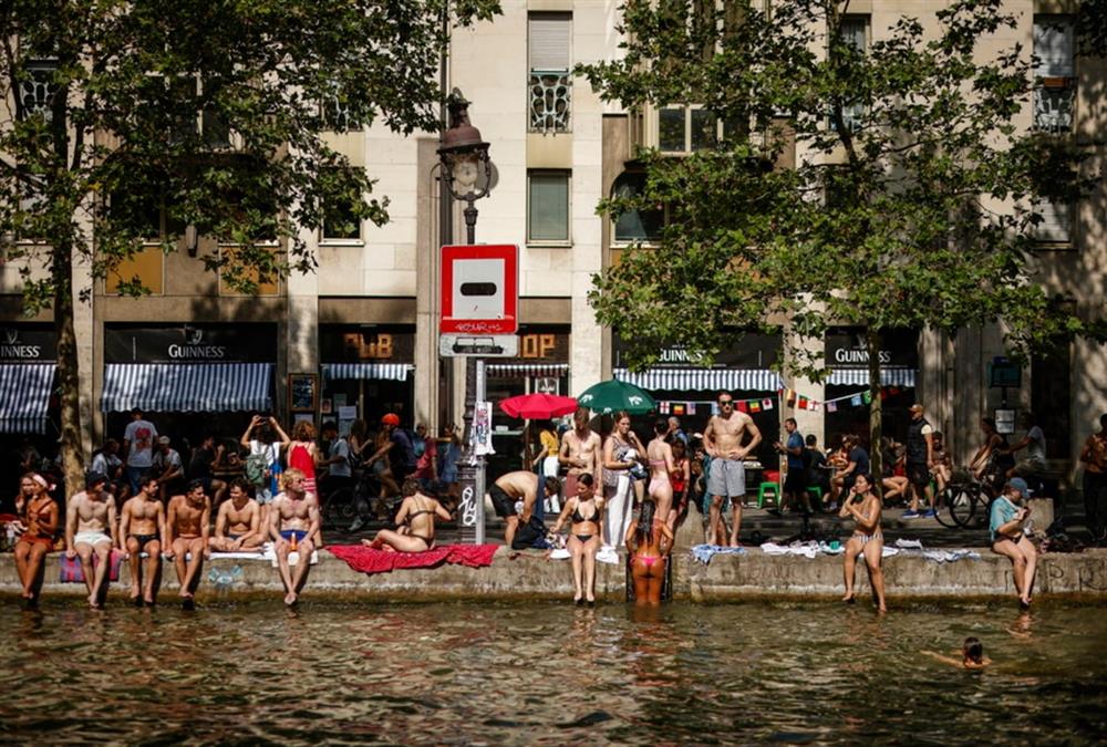 Ιστορικός καύσωνας «σαρώνει» την Ευρώπη