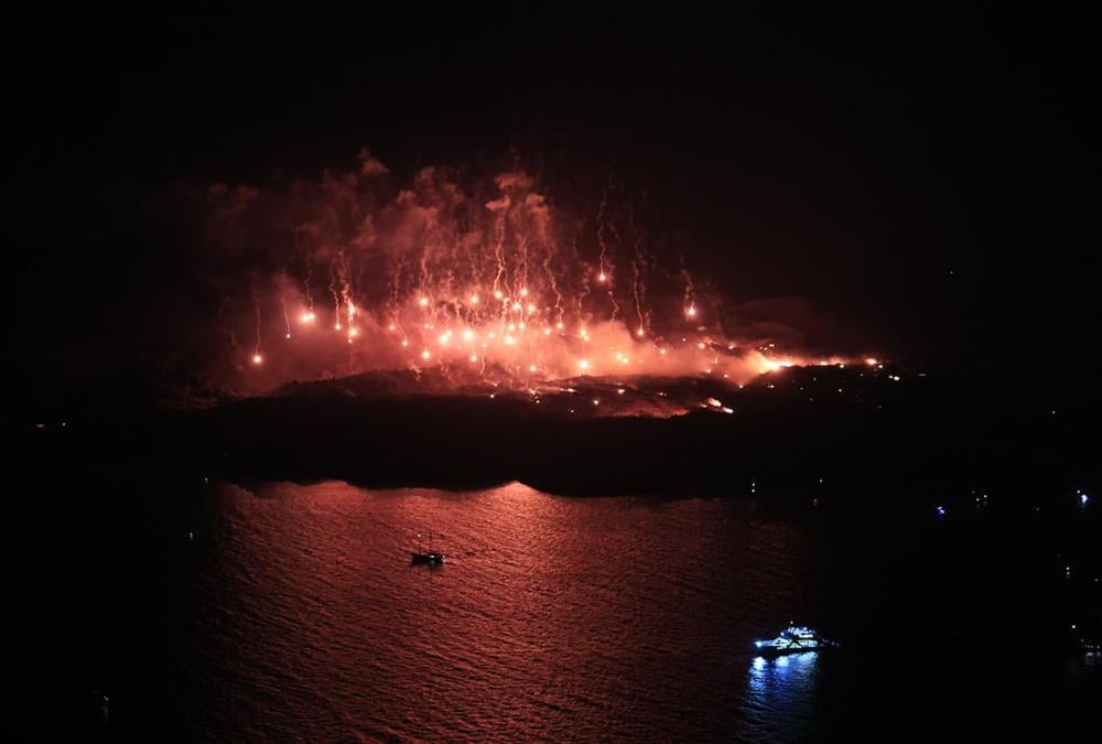 Καθηλωτικές εικόνες από την αναπαράσταση της έκρηξης του ηφαιστείου της Σαντορίνης