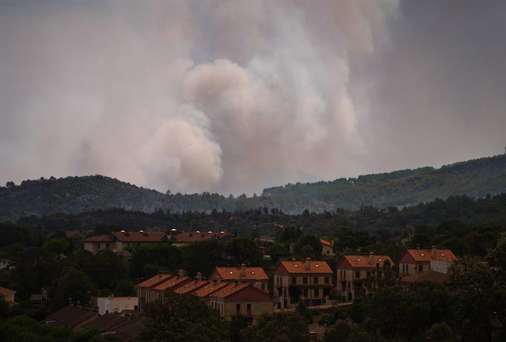 Ανεξέλεγκτες πυρκαγιές: Πάνω από 2,2 εκατ. στρέμματα στάχτη και 250.000 εκτοπισμένοι σε Γαλλία και Ισπανία