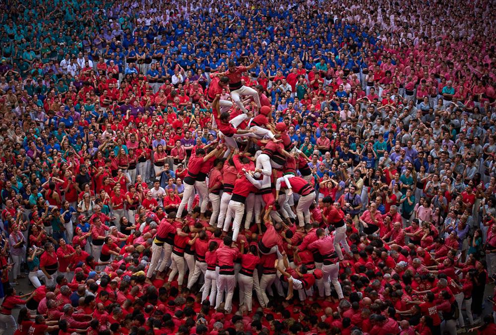 «Castells»: Οι ανθρώπινοι πύργοι της Καταλονίας και η δύναμη της συλλογικότητας