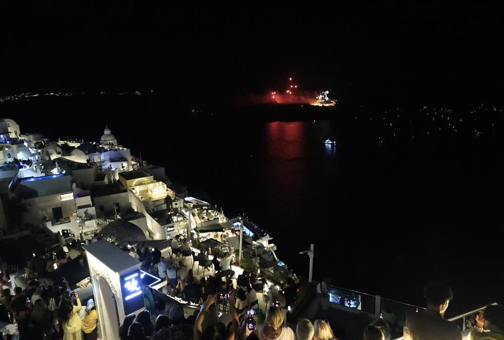 Καθηλωτικές εικόνες από την αναπαράσταση της έκρηξης του ηφαιστείου της Σαντορίνης