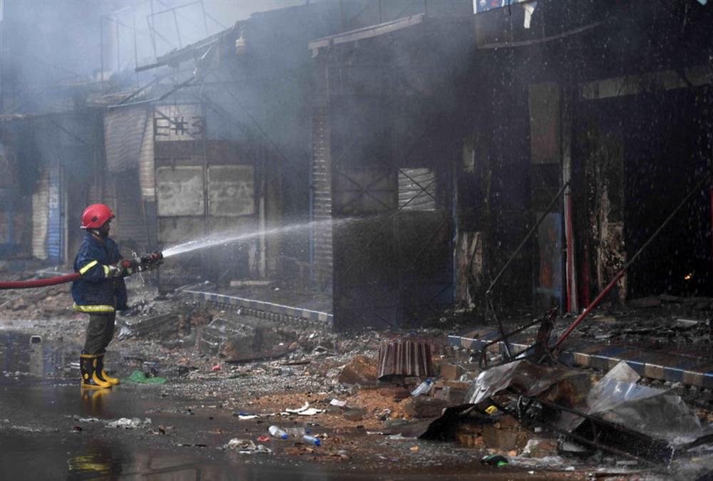 Έξι νεκροί από τεράστια πυρκαγιά σε μεγάλο εμπορικό κέντρο στο Πακιστάν - Εικόνες καταστροφής