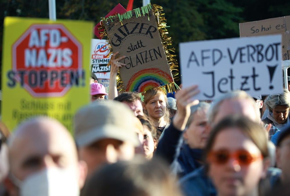 «Σταματήστε το AfD»: Χιλιάδες διαδηλωτές στους δρόμους του Βερολίνου κατά της νίκης της ακροδεξιάς