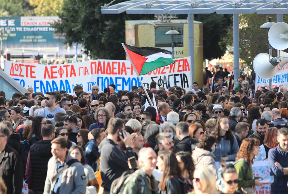 Κοσμοσυρροή στην πλατεία Συντάγματος - Εκατοντάδες εργαζόμενοι πορεύτηκαν ζητώντας καλύτερους μισθούς