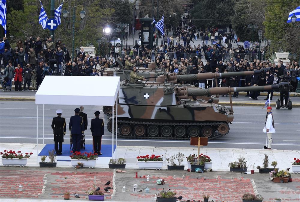 Η μεγάλη στρατιωτική παρέλαση για την 25η Μαρτίου στο Σύνταγμα - Τα νέα οπλικά συστήματα