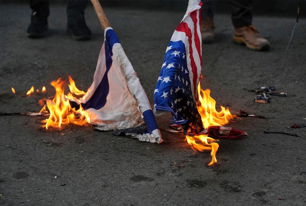 Στο πλευρό του ιρανικού λαού διαδηλωτές από όλο τον κόσμο - Συνεχίζεται η εκατόμβη νεκρών στην Τεχεράνη