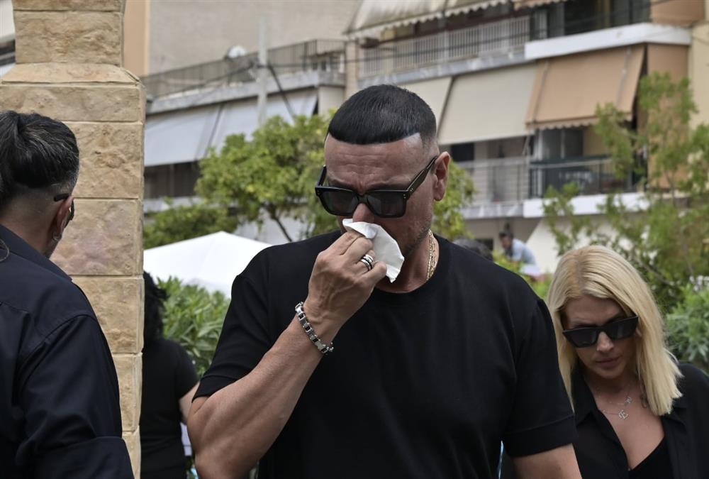 Βαθιά θλίψη στο τελευταίο αντίο στον Γιώργο Μαζωνάκη