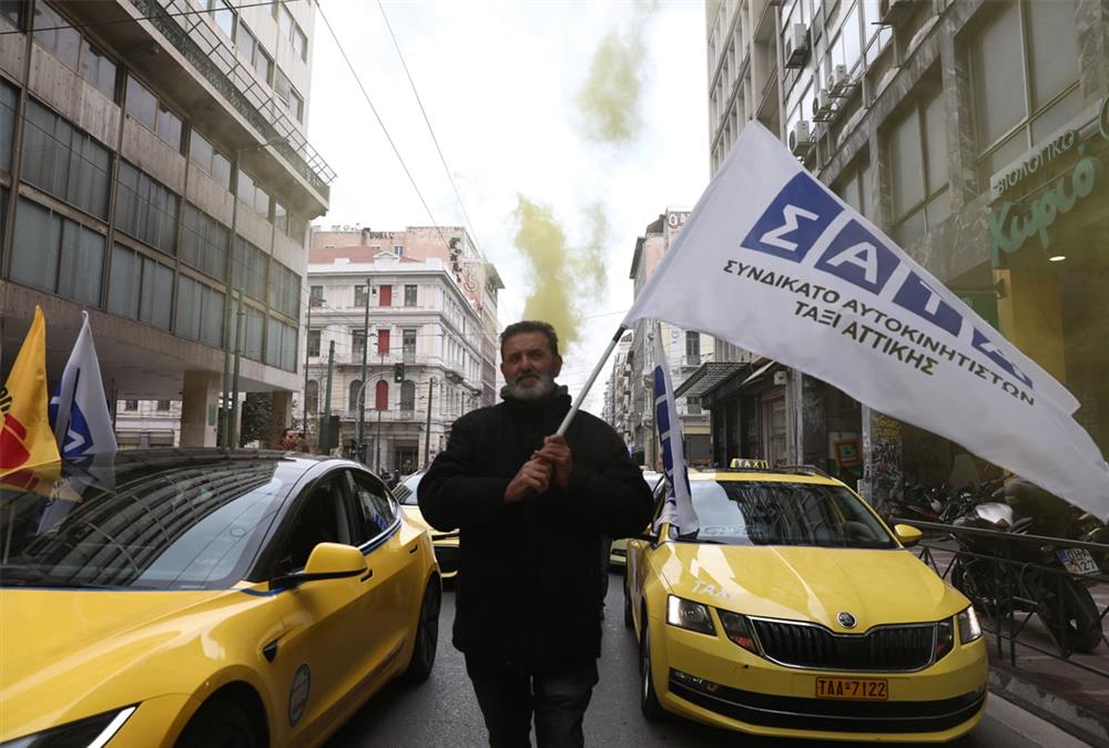 Στους δρόμους της Αθήνας οι οδηγοί ταξί - Καπνογόνα και συνθήματα έξω από τη Βουλή