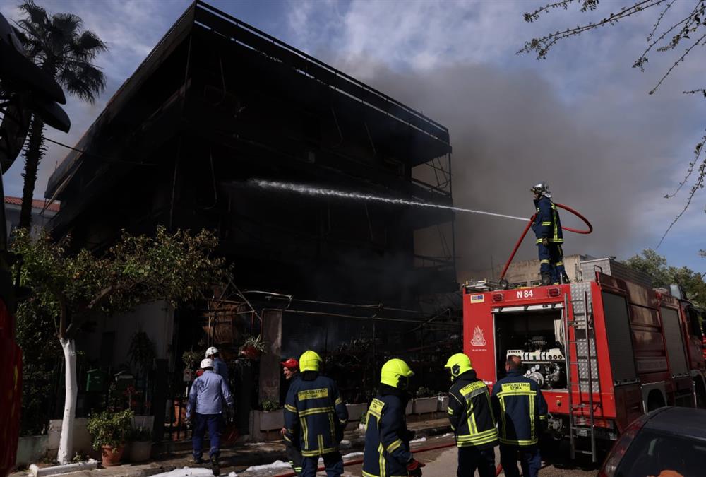 Τεράστια καταστροφή μετά τη φωτιά σε κατάστημα με ανταλλακτικά στο Ίλιον - Κάηκαν διαμερίσματα