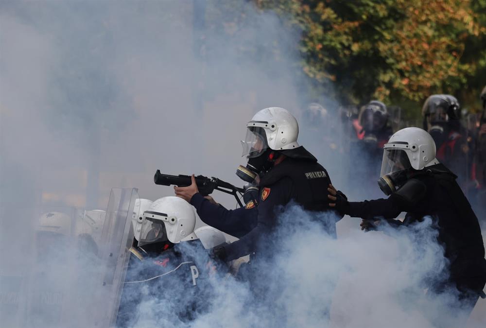 Γιατί «φλέγονται» ξανά τα Τίρανα: Οι ογκώδεις διαδηλώσεις, τα επεισόδια και το «όχι» Ράμα σε παραίτηση (AP)