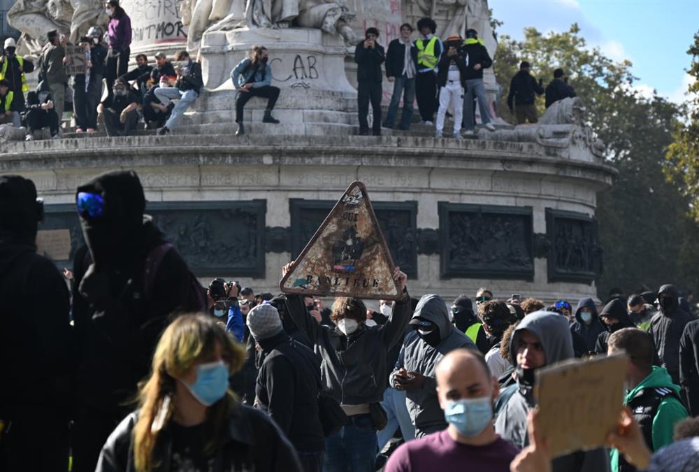 «Βράζει» η Γαλλία: Νύχτα οργής με 800.000 διαδηλωτές, 1.200 συλλήψεις και εκατοντάδες τραυματίες