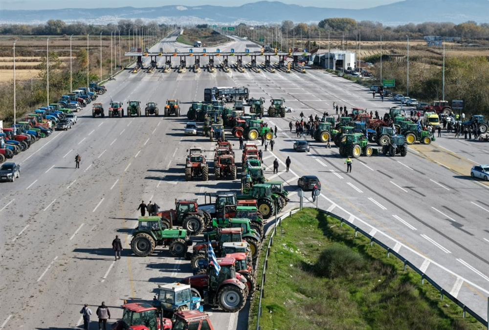Ενισχυμένα και δυναμικά τα αγροτικά μπλόκα: Αποφασισμένοι οι αγρότες σε όλη τη χώρα