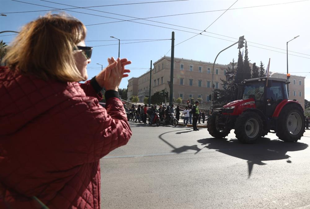 Αποχώρησαν με κόρνες και επευφημίες οι αγρότες με τα τρακτέρ από το Σύνταγμα