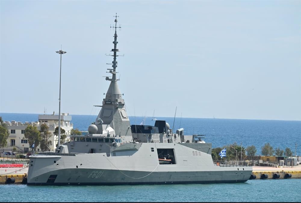 Για πρώτη φορά στο λιμάνι του Πειραιά η φρεγάτα «Κίμων» - Καρέ καρέ η άφιξή της