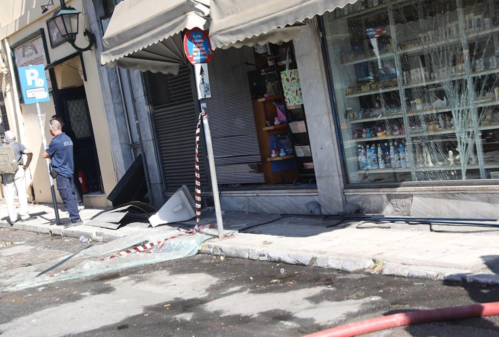 Ισχυρή έκρηξη στην Πλάκα: Κατέρρευσε και τυλίχτηκε στις φλόγες κτίριο στη Λυσικράτους