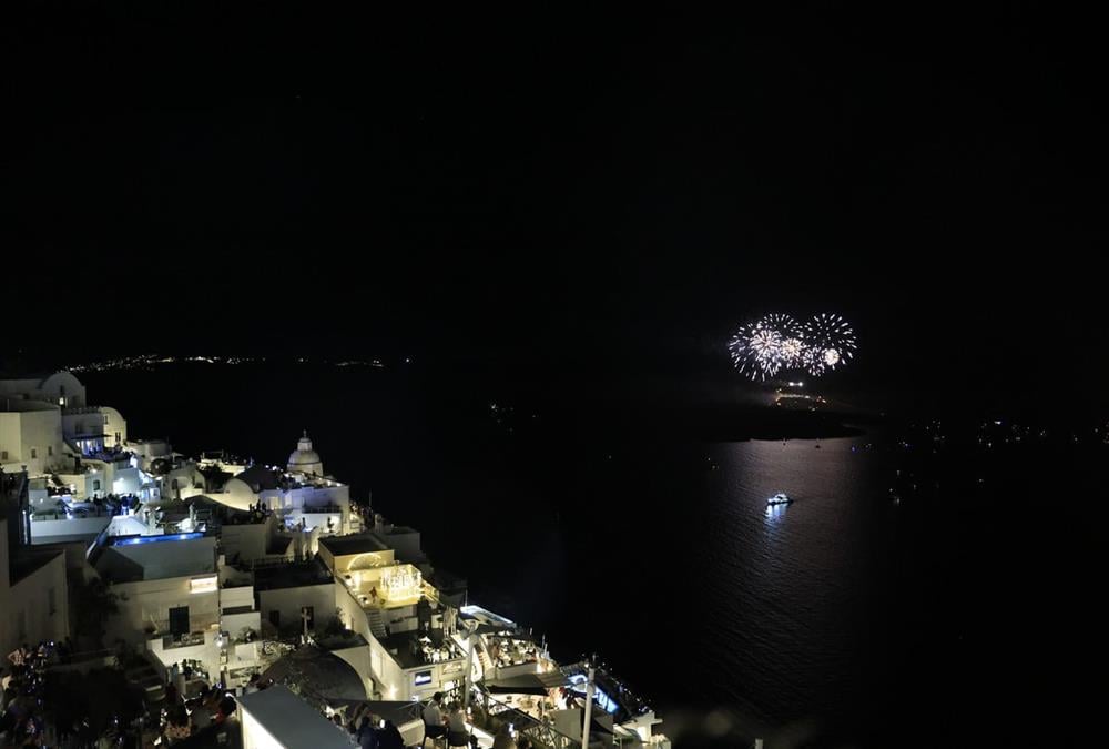 Καθηλωτικές εικόνες από την αναπαράσταση της έκρηξης του ηφαιστείου της Σαντορίνης