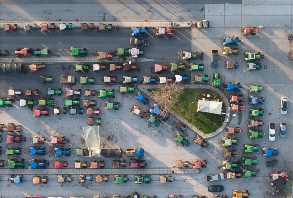 Πολύωροι αποκλεισμοί των αγροτών σε τελωνεία και δρόμους - Γέμισε εκατοντάδες τρακτέρ ο Προμαχώνας