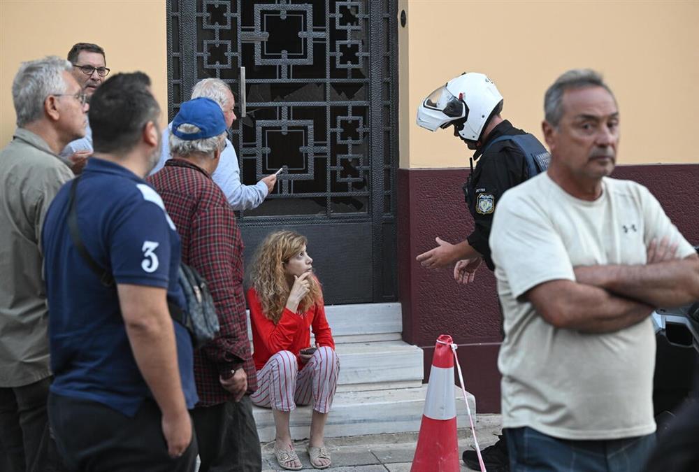 Ισχυρή έκρηξη στην Πλάκα: Κατέρρευσε και τυλίχτηκε στις φλόγες κτίριο στη Λυσικράτους