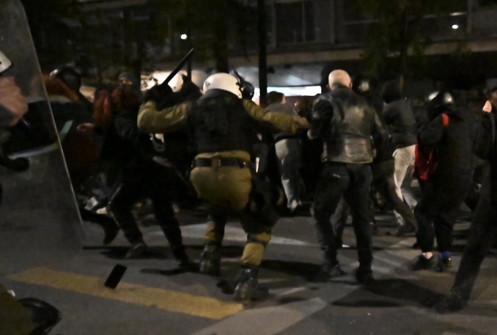 Όργιο αστυνομικής βίας σε άλλη μια πορεία για τον Αλέξη - Κι όμως, κόσμος έσπασε τον αποκλεισμό και τραγούδησε στο μνημείο