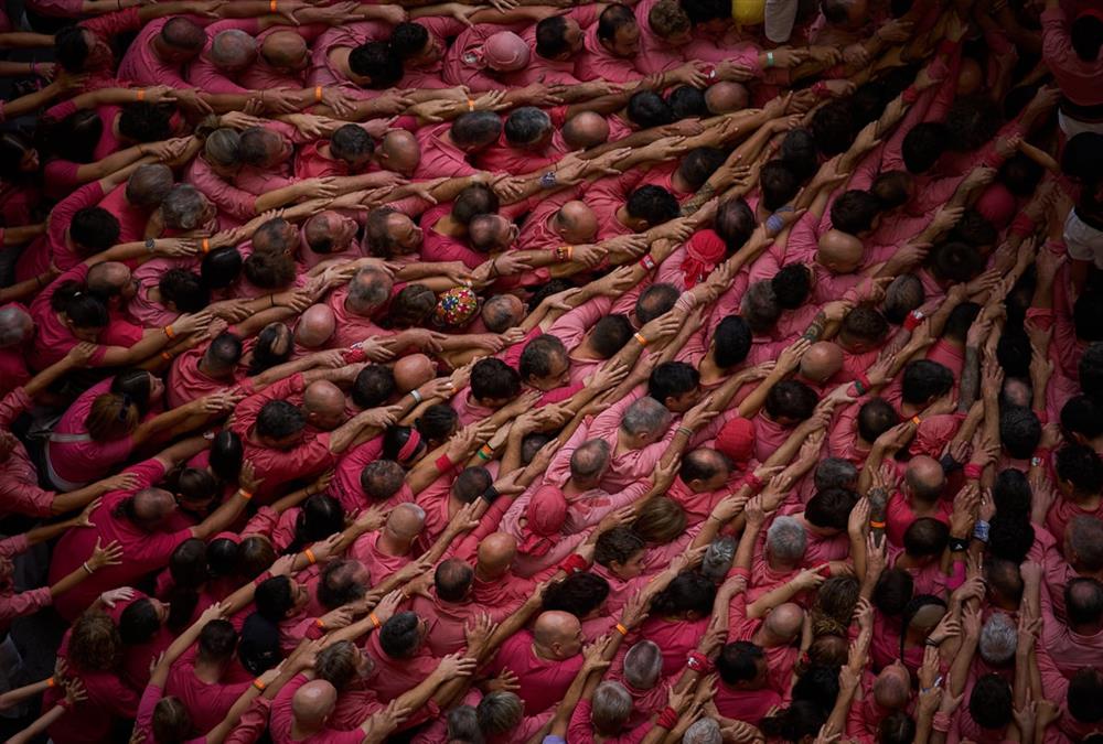 «Castells»: Οι ανθρώπινοι πύργοι της Καταλονίας και η δύναμη της συλλογικότητας