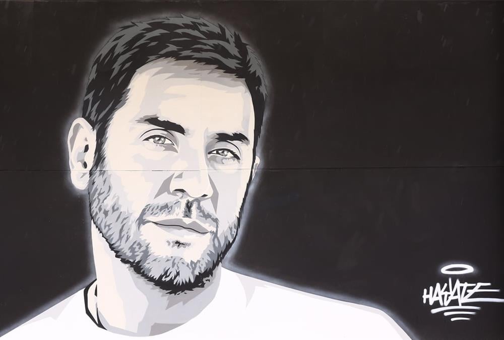 Γκράφιτι του Γιώργου Μαζωνάκη σε τοίχο στην ανατολική Θεσσαλονίκη από τον street artist «ΗΑΥΑΤΕ»