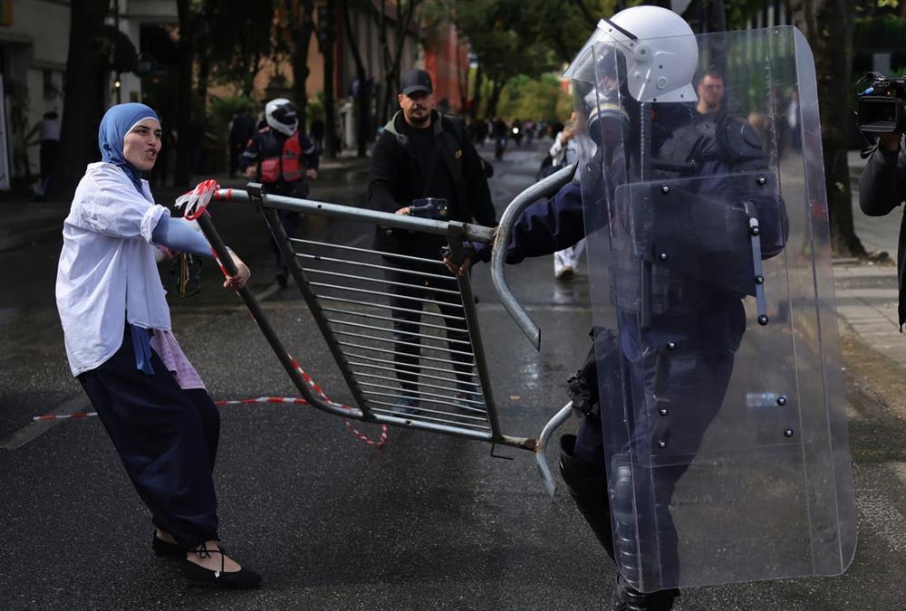 Γιατί «φλέγονται» ξανά τα Τίρανα: Οι ογκώδεις διαδηλώσεις, τα επεισόδια και το «όχι» Ράμα σε παραίτηση (AP)