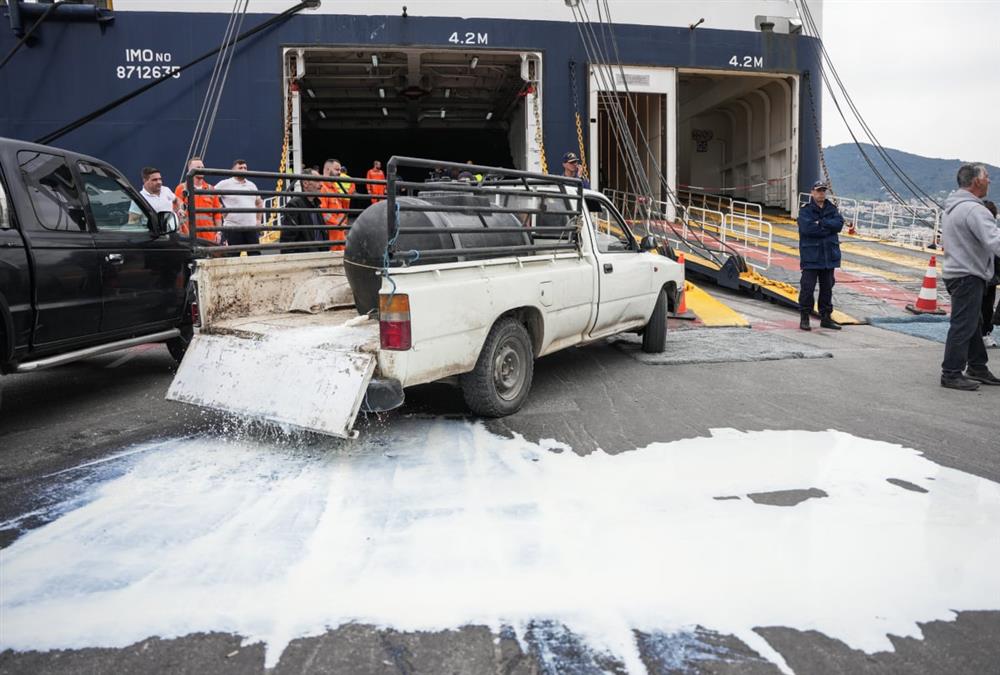 Οργισμένοι κτηνοτρόφοι απέκλεισαν το λιμάνι της Μυτιλήνης και έριξαν γάλα