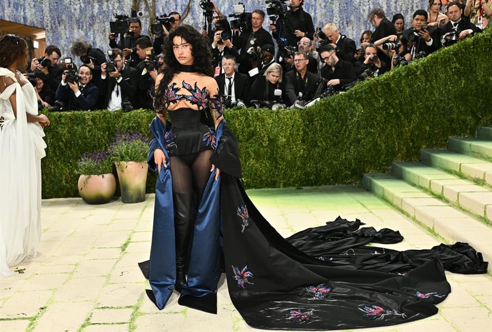 Met Gala 2026: Λάμψη, προκλήσεις και εντυπωσιακές επιστροφές στο κόκκινο χαλί