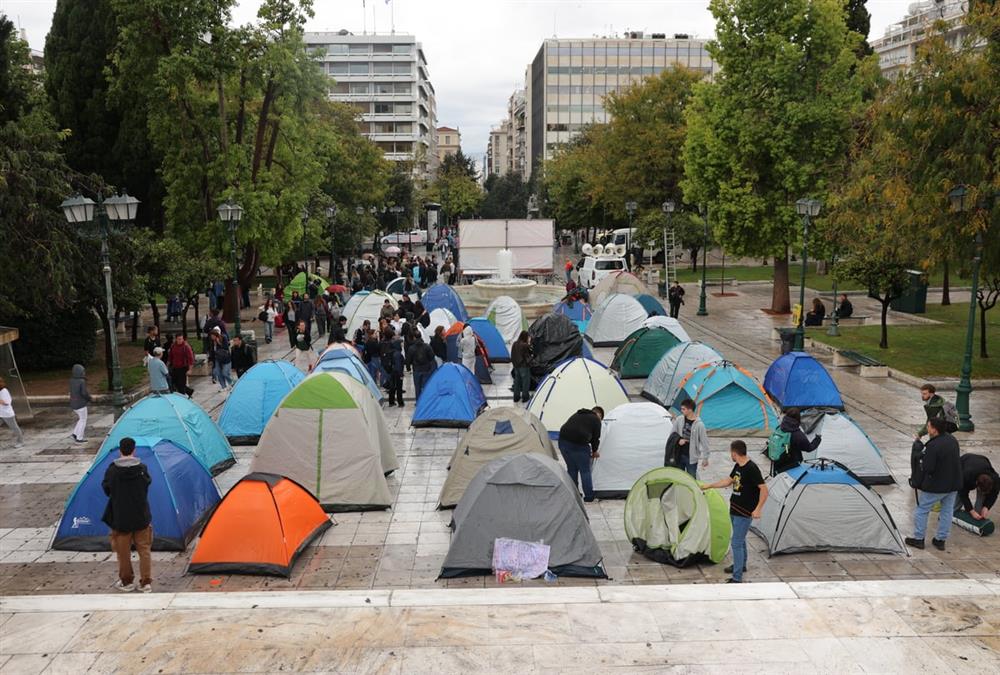«Να σπουδάσουμε ή να επιβιώσουμε;»: Διαμαρτυρία φοιτητών στο Σύνταγμα για το στεγαστικό (ΙΝΤΙΜΕ)