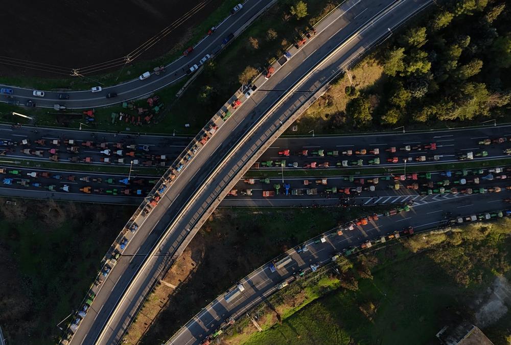 Ενισχυμένα και δυναμικά τα αγροτικά μπλόκα: Αποφασισμένοι οι αγρότες σε όλη τη χώρα