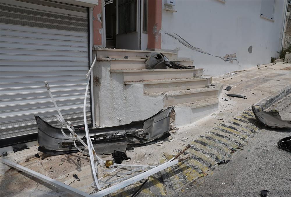 Απίστευτες εικόνες στην Ηλιούπολη - Φορτηγό έπεσε σε κολώνα, καταπλάκωσε τέσσερα ΙΧ, έσπασε εισόδους