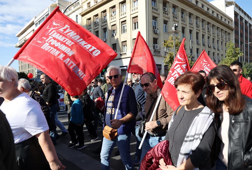 Κοσμοσυρροή στην πλατεία Συντάγματος - Εκατοντάδες εργαζόμενοι πορεύτηκαν ζητώντας καλύτερους μισθούς