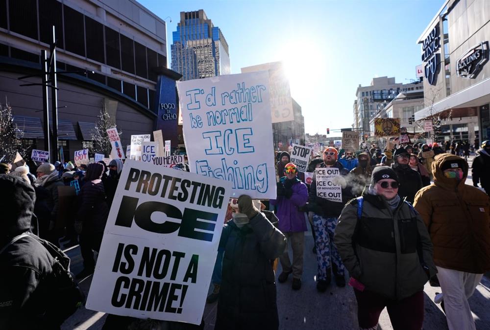 «Μισθωμένοι δολοφόνοι»: Χιλιάδες διαδηλωτές φώναξαν κατά της ICE στους δρόμους της Μινεάπολης
