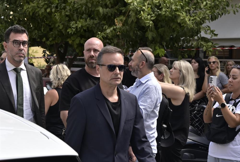 Βαθιά θλίψη στο τελευταίο αντίο στον Γιώργο Μαζωνάκη