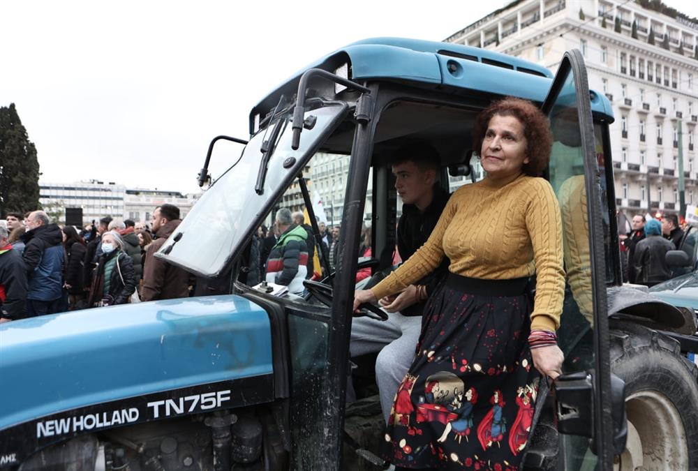 Απόβαση των αγροτών με τρακτέρ στο Σύνταγμα - «No farmers, no life»