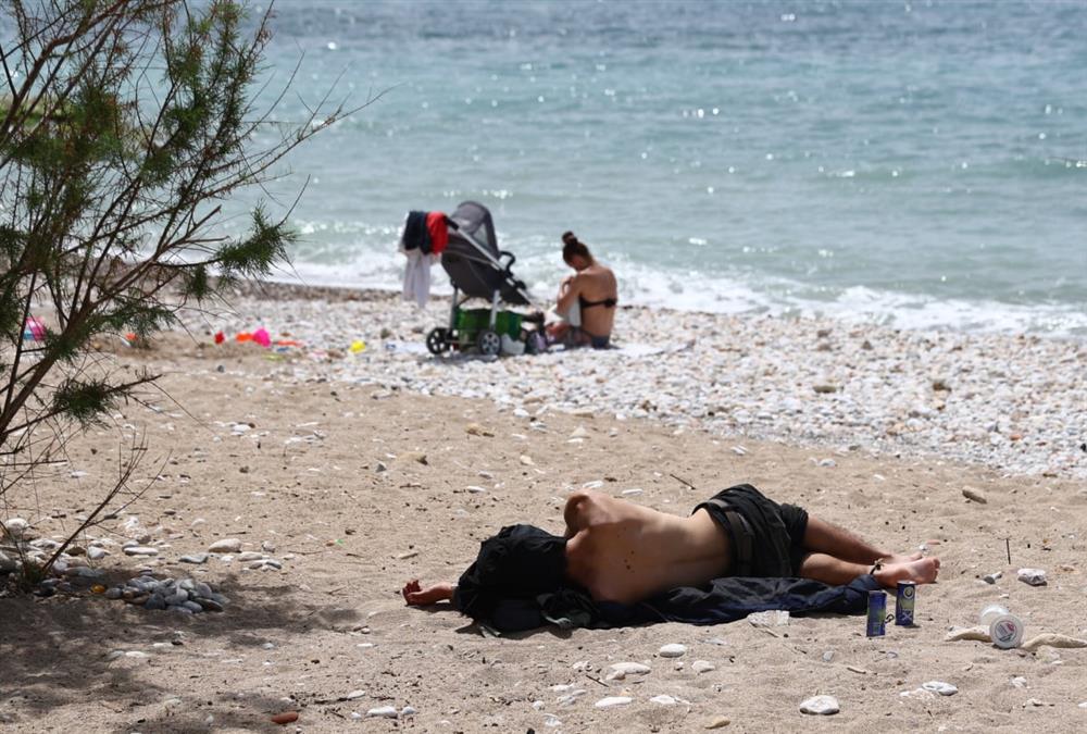 «Μύρισε» καλοκαίρι και οι Αθηναίοι ξεχύθηκαν στις παραλίες - Οι πρώτες βουτιές για μικρούς και μεγάλους